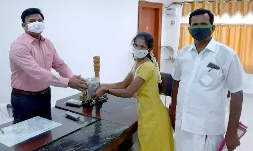 சேமித்த ரூ.4100 பணத்தை கொரோனா நிவாரணமாக  வழங்கிய  12ம் வகுப்பு மாணவி..!