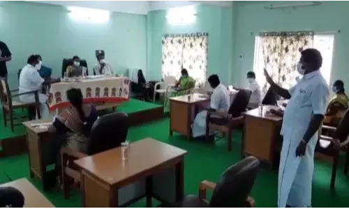 கவுன்சில் கூட்டத்தில் மனைவிக்கு பதில் களமிறங்கிய கணவர் திடீர் வாக்குவாதம்!
