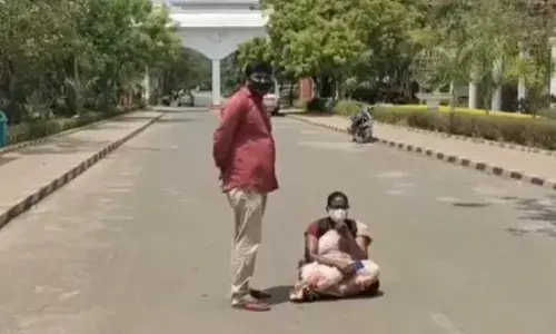 ஊரடங்கில்  கல்லூரியா?  பெண் உள்ளிருப்பு போராட்டம்