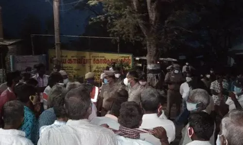 இறந்தவர் உடலை ஊருக்குள் கொண்டுவர கிராம மக்கள் எதிர்ப்பு