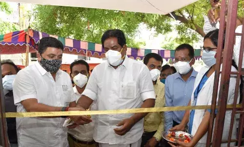 தமிழகத்திற்கு தேவையான ஆக்சிஸன் உள்ளிட்ட கொரோனா தடுப்பு மருத்துவ உபகரணங்கள் வெளி நாடுகளில் இருந்து வர உள்ளது - தமிழக அமைச்சர்கள்
