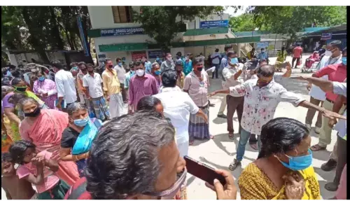 இதுதாம்பா சமூக இடைவெளி : செய்துகாட்டி  அசத்திய கும்பகோணம் எம்எல்ஏ