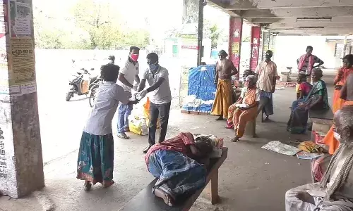 ஊரடங்கில் ஆதரவற்றோருக்கு உணவு வழங்கும் சமூக ஆர்வலர்