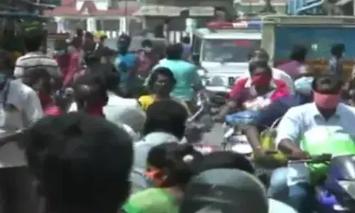 ஊரடங்கு கடுமையாக்கப்பட்டும்  திருவள்ளூர் பஜார் வீதியில் திரண்ட கூட்டம்!