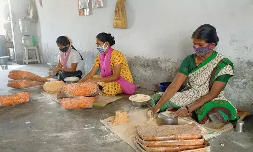 ஊரடங்கால் காவேரி பட்டணம்  தட்டு வடை உற்பத்தி பாதிப்பு!
