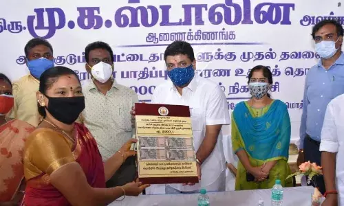 கட்சியின் சின்னம் இல்லாமல் கொரானோ நிதி - அமைச்சர் பெருமிதம்.