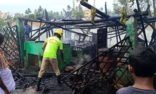 தீ விபத்து கோழிக்கடை முற்றிலும்  எரிந்து நாசம்