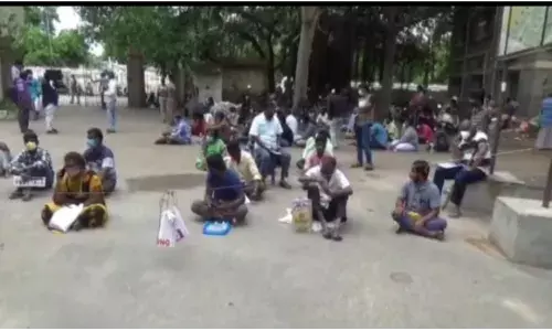 ரெம்டெசிவிருக்காக மருத்துவமனையில் தவமிருக்கும் நோயாளிகளின் உறவினர்கள்!