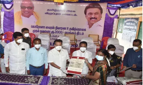விழுப்புரத்தில் கொரோனா நிவாரண நிதி வழங்கினார் அமைச்சர் பொன்முடி!