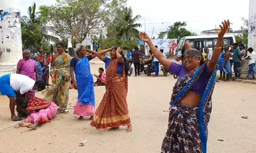நடுக்கடலில் படகு கவிழ்ந்து விபத்து, நாகை மீனவர்கள் 10 பேர் மாயம்