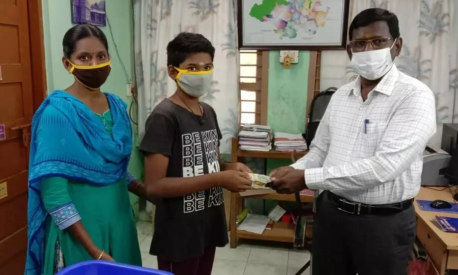 கொரோனா நிதி வழங்கிய 6 ம் வகுப்பு மாணவன். கொரோனா நிதி வழங்கிய 6 ம் வகுப்பு மாணவன்.