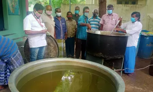 கபசுர குடிநீர் வழங்கிய தன்னார்வலர்கள்.