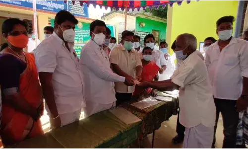 பூந்தமல்லியில் கொரோனா நிவாரண நிதி:  கிருஷ்ணாசாமி எம்எல்ஏ. வழங்கினார்
