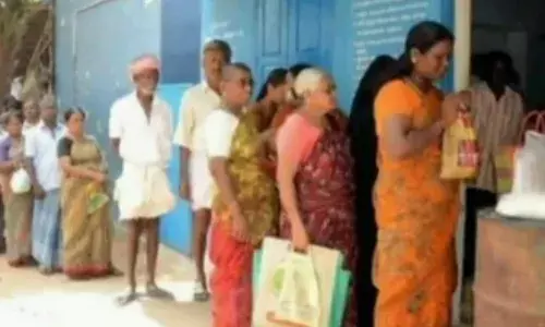 சமூக விலகலை கடைப்பிடிக்க கூறிய திமுக கவுன்சிலரின் கணவர் மீது தாக்குதல்