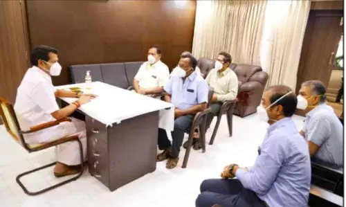 கொரோனா சிகிச்சை ஆலோசனை அமைச்சர் பங்கேற்பு