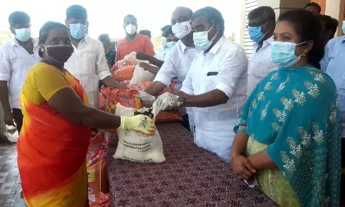 தூய்மை பணியாளர்களுக்கு நிவாரண உதவி வழங்கிய எம்எல்ஏ
