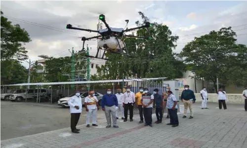 திருப்பத்தூரில் ராட்சத ட்ரோன்  மூலம்  கிருமிநாசினி தெளிக்கும் பணி