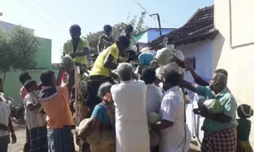 வீடு வீடாக இலவசமாக காய்கறிகள்  விநியோகம்.
