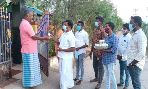 வீடு வீடாக சென்று ஊராட்சி தலைவர் கொரோன தடுப்பூசி விழிப்புணர்வு!