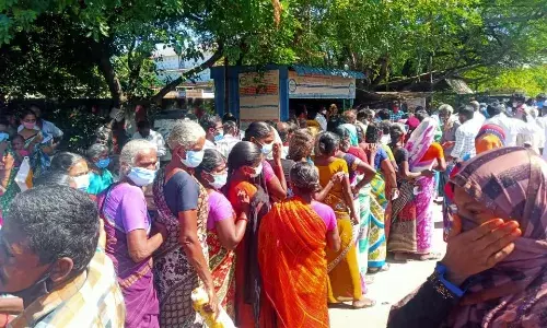 தனிமனித இடைவெளி காற்றில் பறந்தது -  உதவித்தொகை வாங்க குவிந்த மக்கள்.