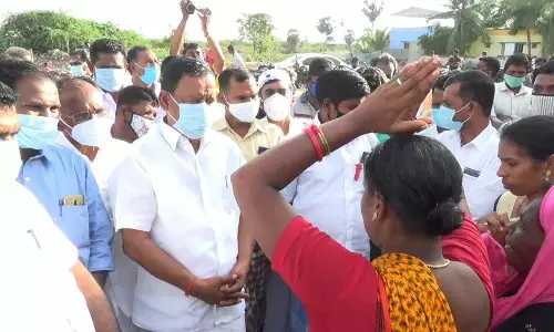 நாகை மீனவர்கள் குடும்பத்துக்கு முன்னாள் அமைச்சர் ஆறுதல்