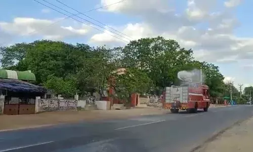 தீயணைப்பு வாகனம் மூலம் கிருமி நாசினி தெளிப்பு