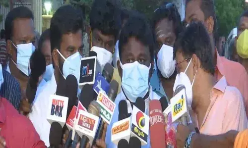 கோயம்பேட்டின் சாலைகளில் வசிப்போர் மாநகராட்சி பள்ளிகளில் தங்கவைப்பு