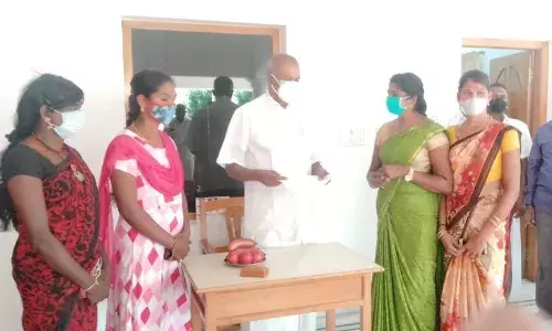 வள்ளியூரில் வாழ்வாதாரம் கோரி சபாநாயகரிடம் மனு கொடுத்த திருநங்கைகள்.