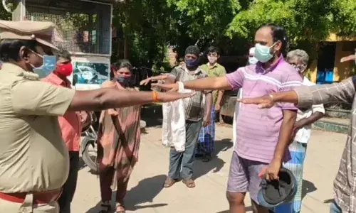 ஊரடங்கு காலத்தில் ஊர் சுற்ற மாட்டேன் - என உறுதி மொழி வாங்கும் காவல்துறையினர்.