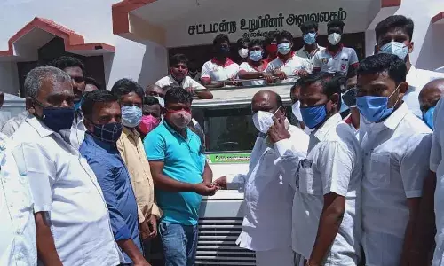 நல்லடக்கம் செய்ய தன்னார்வலர்களுக்கு வாகனம் வழங்கிய ஆலங்குளம் MLA.