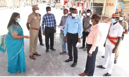 விழுப்புரம் கொரோனா  சிகிச்சை மையத்தில் கண்காணிப்பு அலுவலர் சமயமூர்த்தி நேரில் ஆய்வு