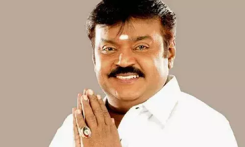 தேமுதிக தலைவர் விஜயகாந்த் மருத்துவமனையிலிருந்து வீடு திரும்பினார்!    *