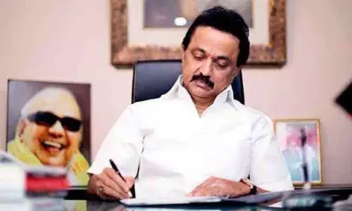 எடப்பாடி பழனிசாமி - அரசு பங்களாவில் தொடர்ந்து  தங்க தமிழக அரசு அனுமதி.