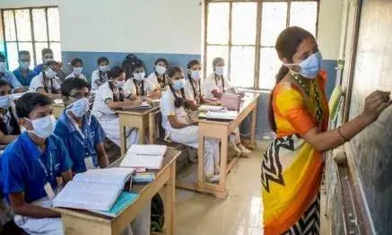 கொரோனா பேரலை: தத்தளிக்கும் மாணவர்களின் கல்வி கொரோனா பேரலை: தத்தளிக்கும் மாணவர்களின் கல்வி