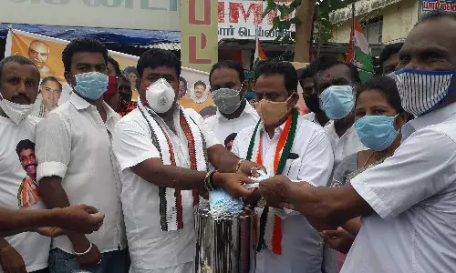 தென்காசியில் காங்கிரஸ் ஏம்எல்ஏ ஒரு லட்சம் முகக்கவசம் வழங்கினார்.