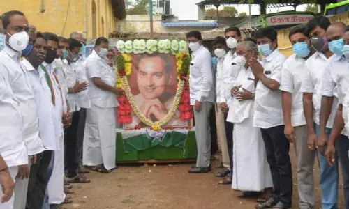 ஈரோட்டில் ராஜீவ்காந்தி நினைவு நாள் : காங்கிரசார் மாலை அணிவித்து மரியாதை