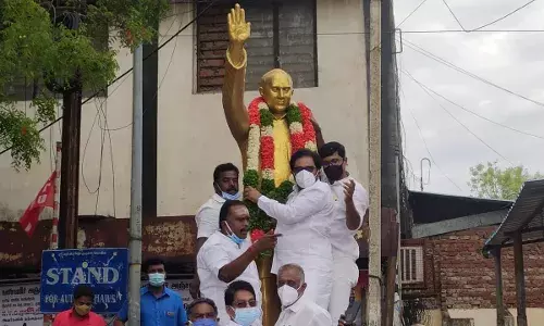 திருச்சியில்  ராஜீவ் காந்தி சிலைக்கு எம்.பி. திருநாவுக்கரசர் மரியாதை