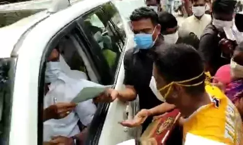 மதுரையில் முதலமைச்சர் காரை வழிமறித்து மனு கொடுத்த விளையாட்டு வீரர்.