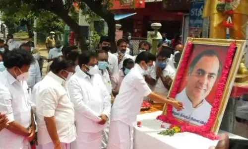 திருச்சியில் உள்ள ராஜீவ்காந்தி சிலைக்கு முதலமைச்சர் ஸ்டாலின் மலர் தூவி மரியாதை