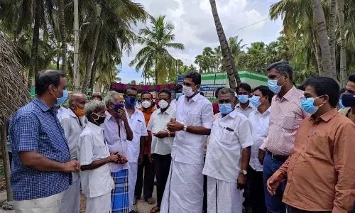 கிராம மக்களை தடுப்பூசி போட்டுக்கொள்ள ஊக்கப்படுத்திய வாணியம்பாடி எம்எல்ஏ செந்தில்குமார்