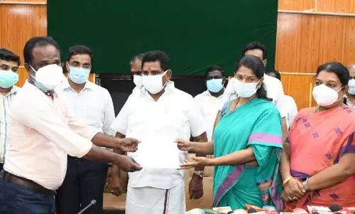 ஸ்டெர்லைட்ஆலை திறக்க திமுகஉதவி செய்யுமா? - தூத்துக்குடியில் கனிமொழி எம்பி
