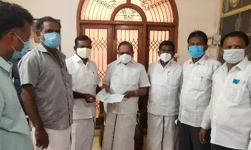 முதலமைச்சர் நிவாரண நிதிக்கு அமைச்சரிடம் மேலப்பனையூர் தலைவர் காசோலை வழங்கினார்