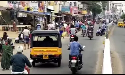 கரூரில் கொரோனா வீரியம் அறியாத பொதுமக்கள்  ஊரடங்கில் உலா வரும் அவலம்
