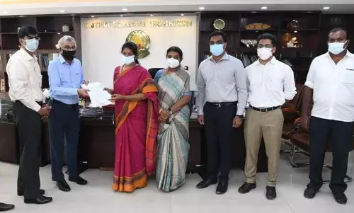ஸ்பிக் தொழிற்சாலை சார்பில் நிவாரணநிதி : கனிமொழி எம்.பியிடம் வழங்கினர்