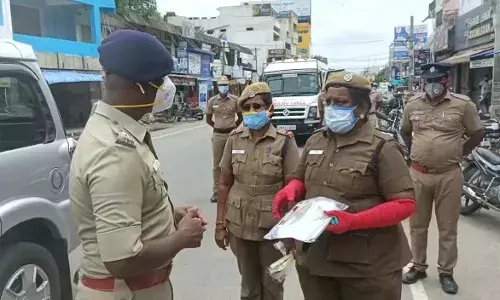 வாணியம்பாடியில் எஸ்.பி விஜயகுமார் காவலர்களுக்கு முக கவசம் வழங்கினார்