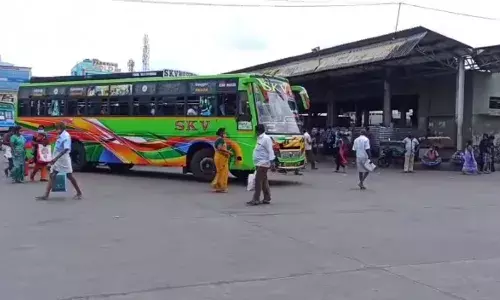 சொந்த ஊர் செல்ல ஈரோடு பேருந்து நிலையத்தில் குவியும் மக்கள் கூட்டம்