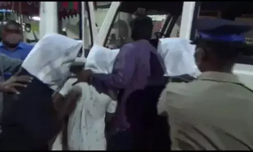 கரூரில் சோதனை சாவடி போலீசார் மீது பெட்ரோல் குண்டு வீசி தாக்க   முயன்ற  3 பேர் கைது