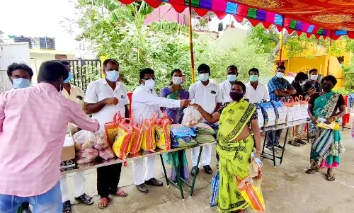 செம்பரம்பாக்கத்தில்: ரூ. 10 லட்சம் வங்கியில் கடன் பெற்று நிவாரணப் பொருட்கள் வழங்கிய வார்டு உறுப்பினர்