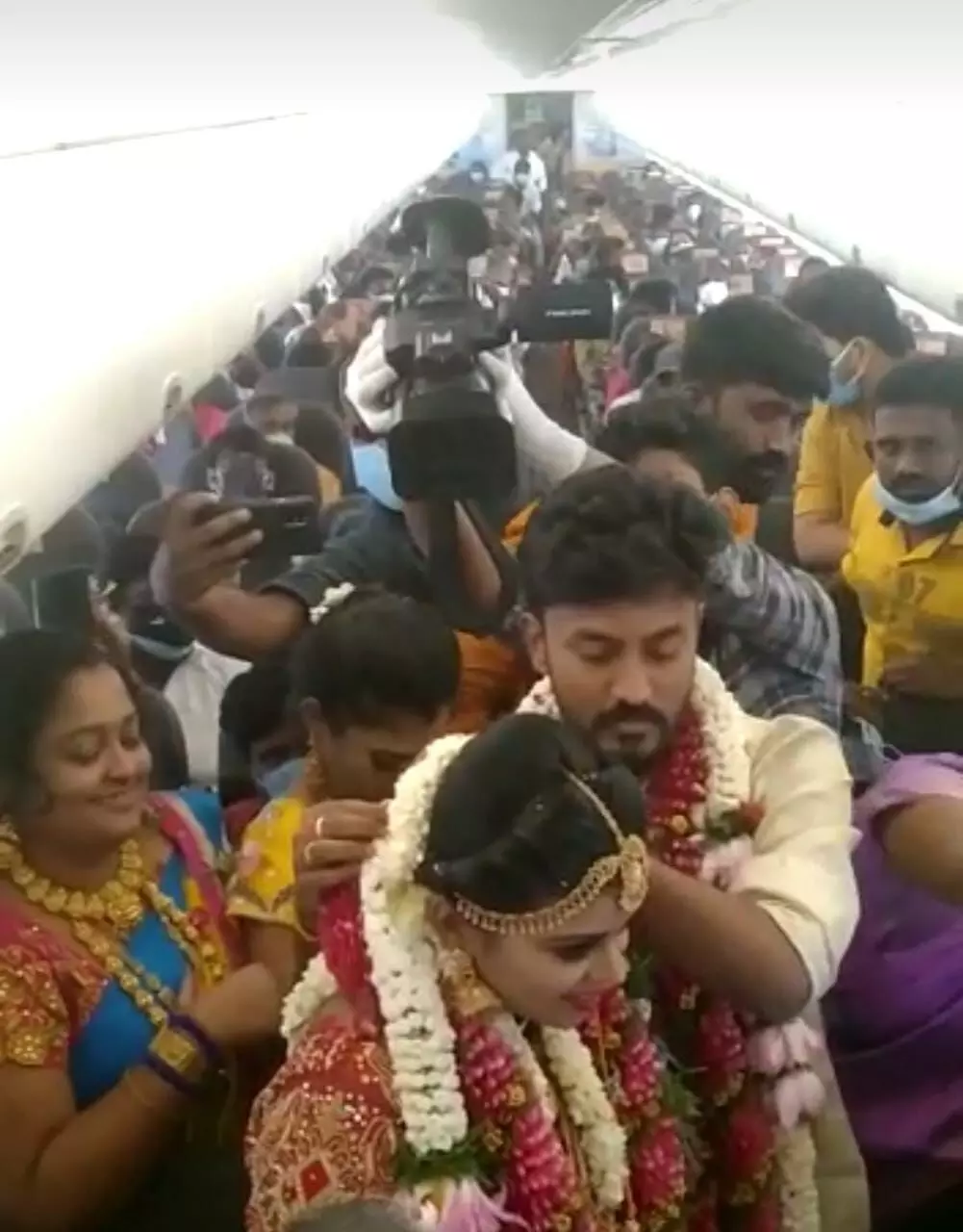நடுவானில் தாலியை கட்டிய மணமகன். மதுரையில் நடைபெற்ற புதுமையான திருமணம் நடுவானில் தாலியை கட்டிய மணமகன். மதுரையில் நடைபெற்ற புதுமையான திருமணம்