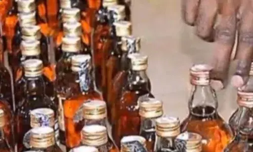 ஊத்துக்கோட்டை: மதுபாட்டில் மூட்டையை தலையில் வைத்து சுற்றியவர் கைது!